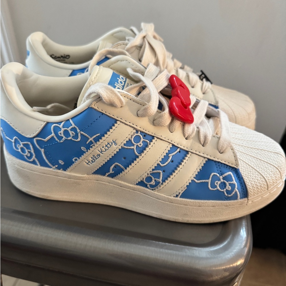Hello kitty adidas sneaker